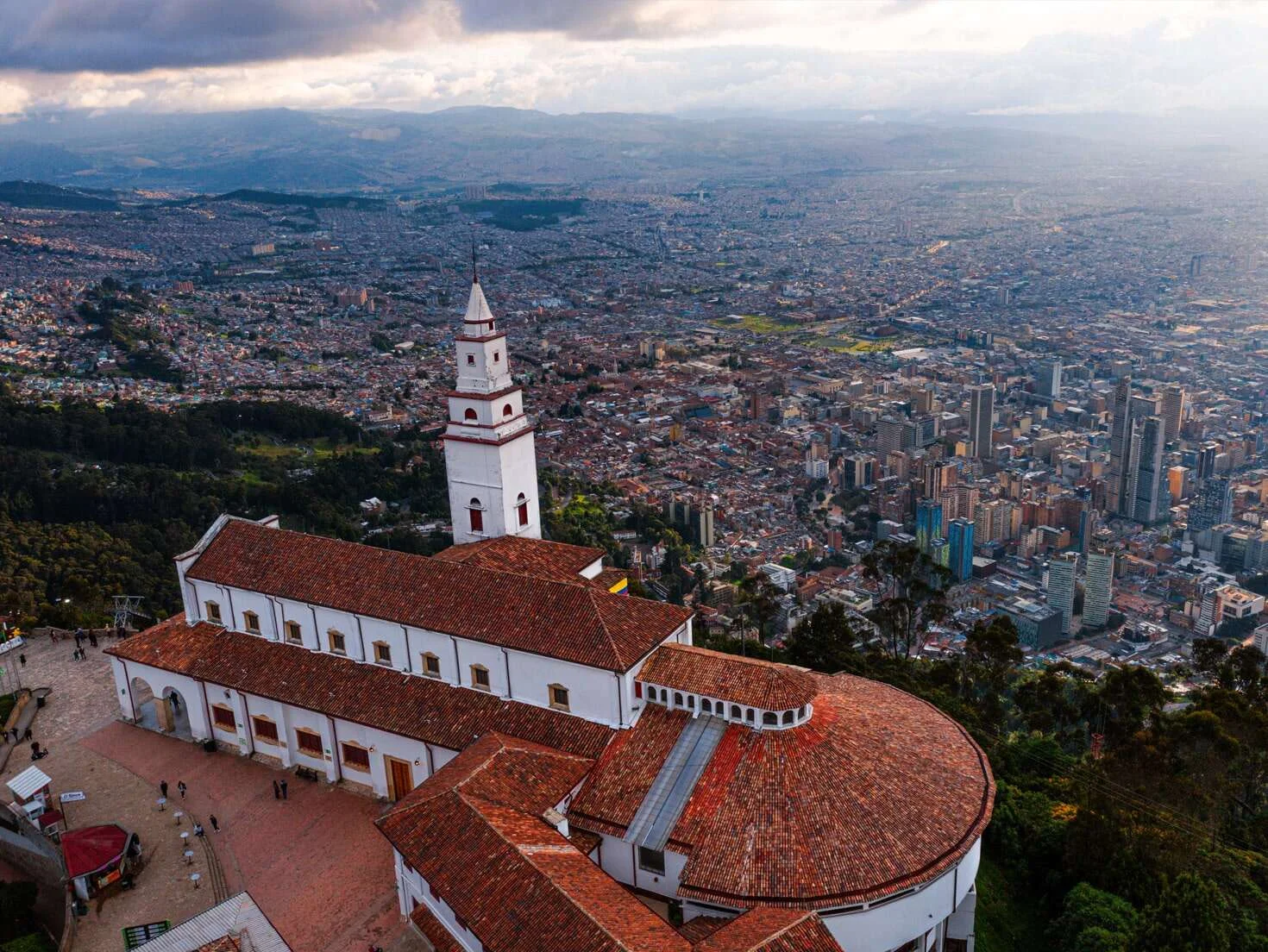Bogotá turismo: La Candelaria y Monserrate con vistas de la ciudad