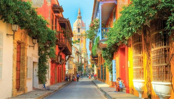 Turismo Cartagena Colombia: murallas iluminadas y cafés al aire libre